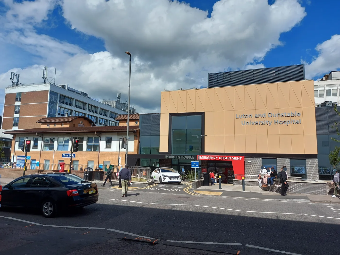 The main entrance and emergency department of Luton and Dunstable University Hospital